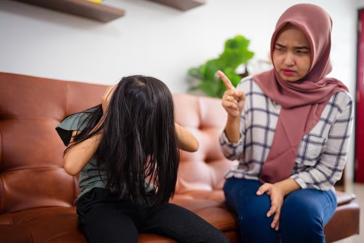 kebiasaan buruk di depan anak, parenting ibu muda, contoh perilaku buruk orang tua, dampak psikologis anak, pola asuh positif, parenting tips ibu baru